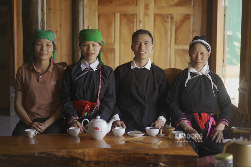 Chị Nhung (đầu tiên từ trái qua) và anh Minh đón tiếp người dân trong ngôi nhà mới khang trang. Ảnh: Đinh Đại