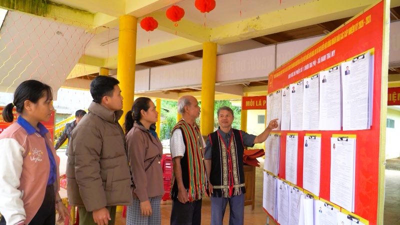 4,600명 이상의 다낭 남짜미 고지대 유권자들이 전 국민 투표의 날을 향하고 있습니다. 사진: 호앙빈