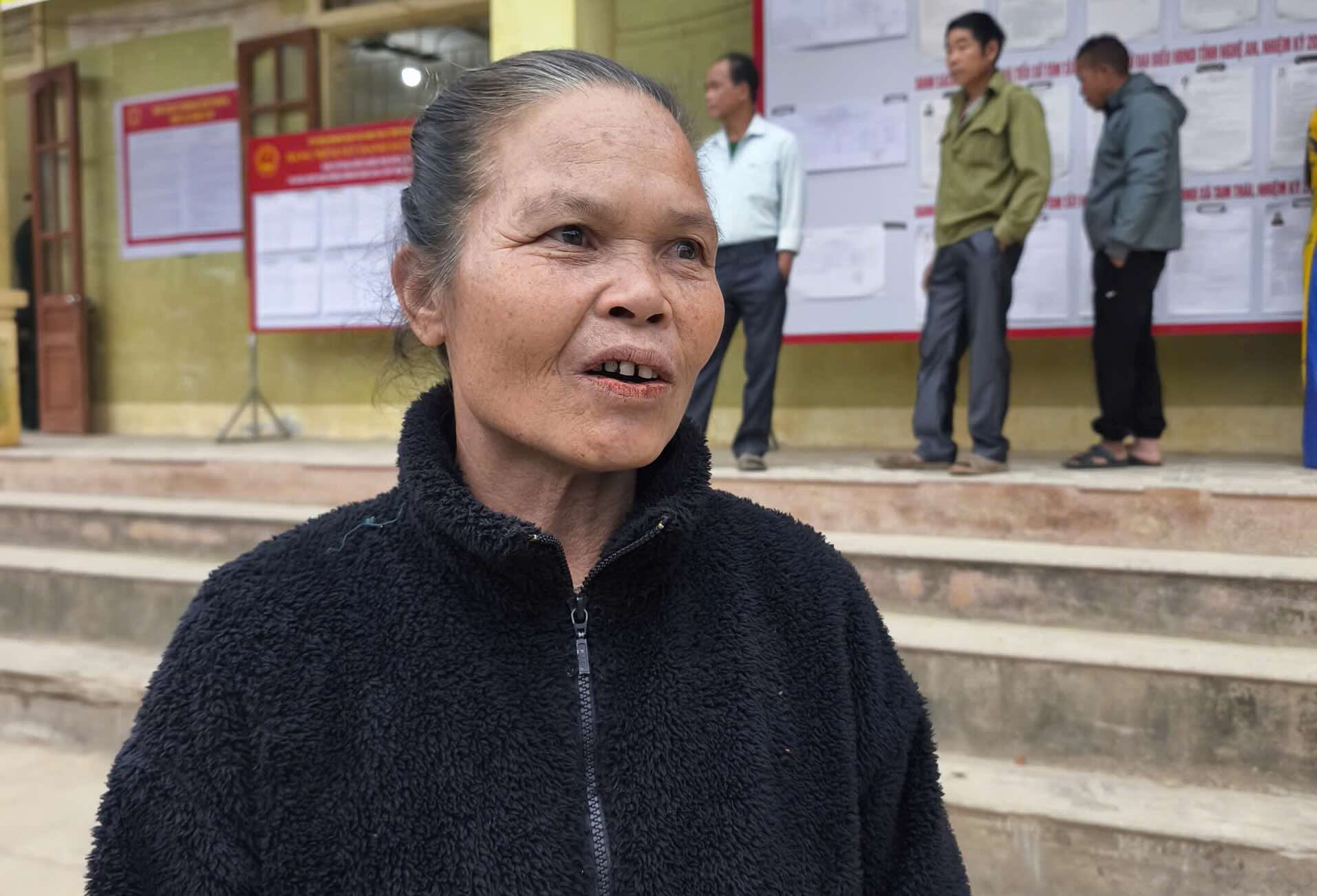 Cử tri Vy Thị Phương phấn khởi trong ngày bầu cử. Ảnh: Ngọc Anh