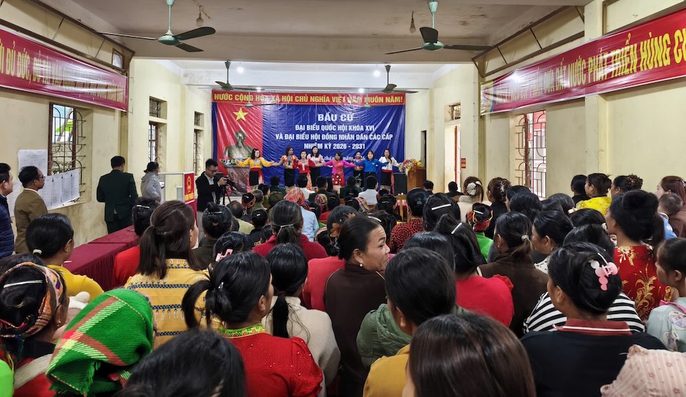 Đông đảo cử tri đến sớm tham gia bầu cử. Ảnh: Ngọc Anh