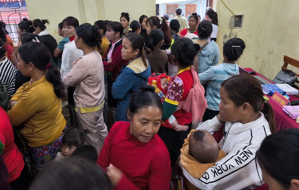 Gác mọi công việc, cử tri bồng theo con nhỏ đi bầu cử. Ảnh: Ngọc Anh