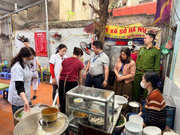 Inter-sectoral delegation of Hoan Kiem ward inspects vermicelli soup restaurant No. 14 Hang Luoc street, morning 5. 3. Photo: Hanoi Department of Health