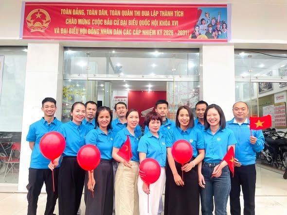 Grassroots trade unions in Thai Hoa ward hang banners and slogans to propagate, contributing to spreading the atmosphere towards election day. Photo: Nghe An Trade Union