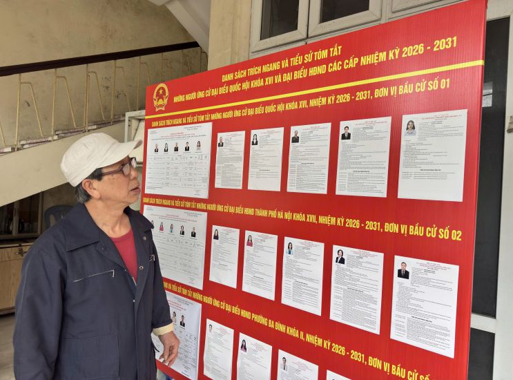 Voters view the list of candidates posted at ballot box No. 12, Ba Dinh ward, Hanoi City. Photo: Duy Tuan
