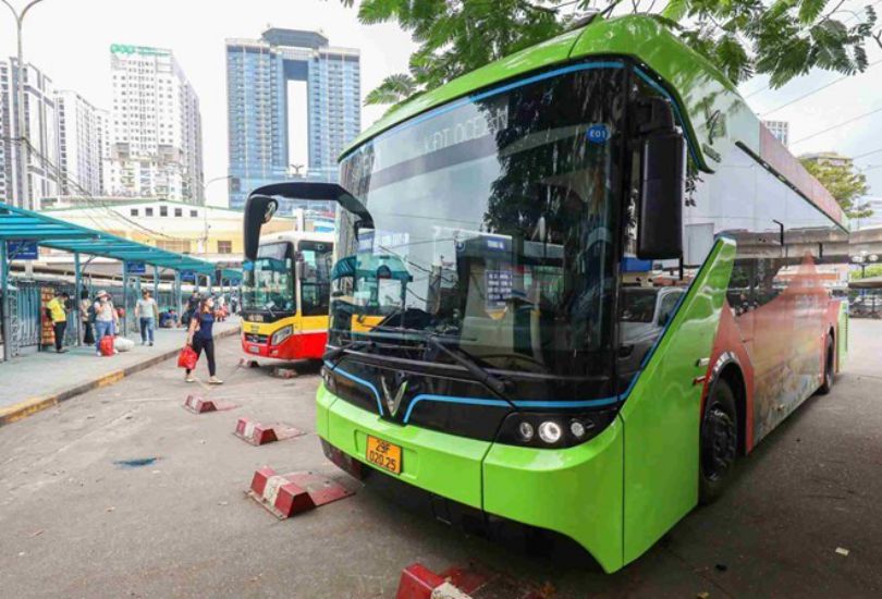Electric buses gradually replace traditional vehicles. Photo: Xuyen Dong