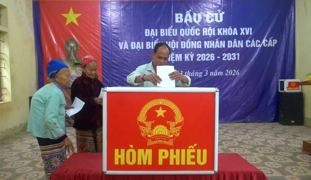 The atmosphere of early elections is bustling in the mountainous commune of Nghe An. Photo: Quang Dai