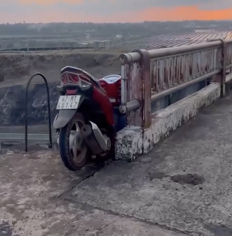 Un hombre en Đắk Lắk muere tras caer en la compuerta del embalse de riego. Foto: Bảo Trung