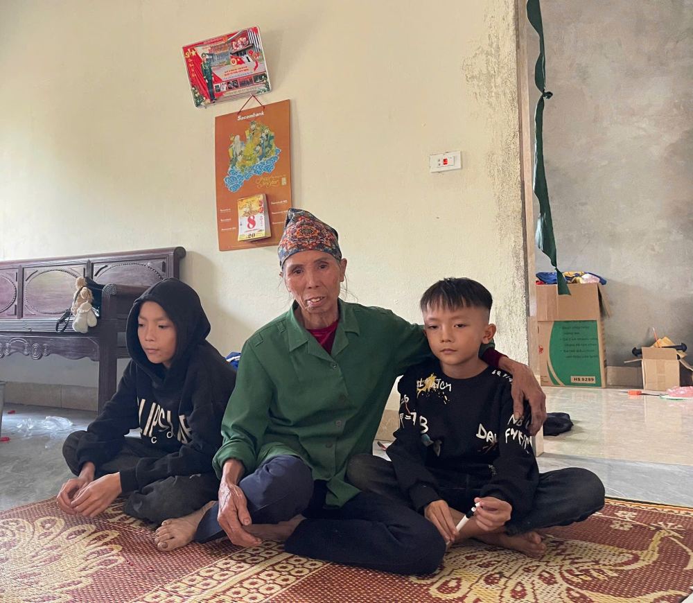 Bà Chuyền bên 2 cháu nội. Ảnh: Quỳnh Chi