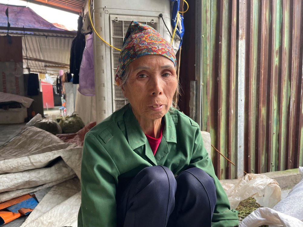 Tuổi cao, sức yếu, bà Chuyền vẫn phải làm việc để có tiền trang trải cuộc sống. Ảnh: Quỳnh Chi