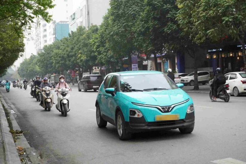 Many drivers have switched to electric vehicles recently. Photo: Xuyen Dong