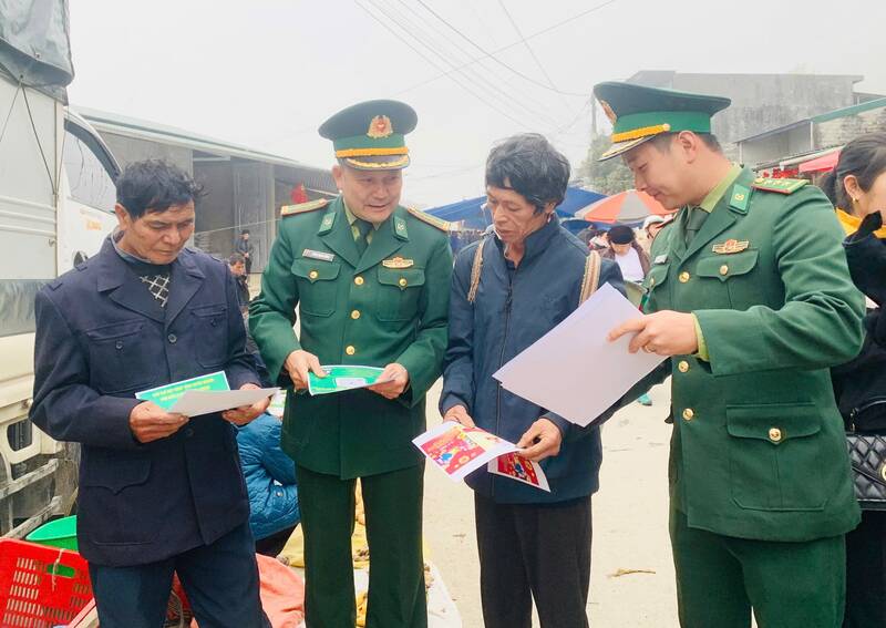 Tuyên truyền công tác bầu cử đến từng thôn, bản. Ảnh: Hoàng Chính