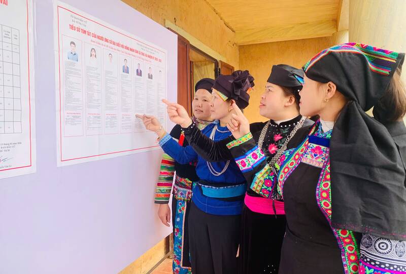 Cử tri tìm hiểu thông tin trước ngày hội bầu cử. Ảnh: Hoàng Chính