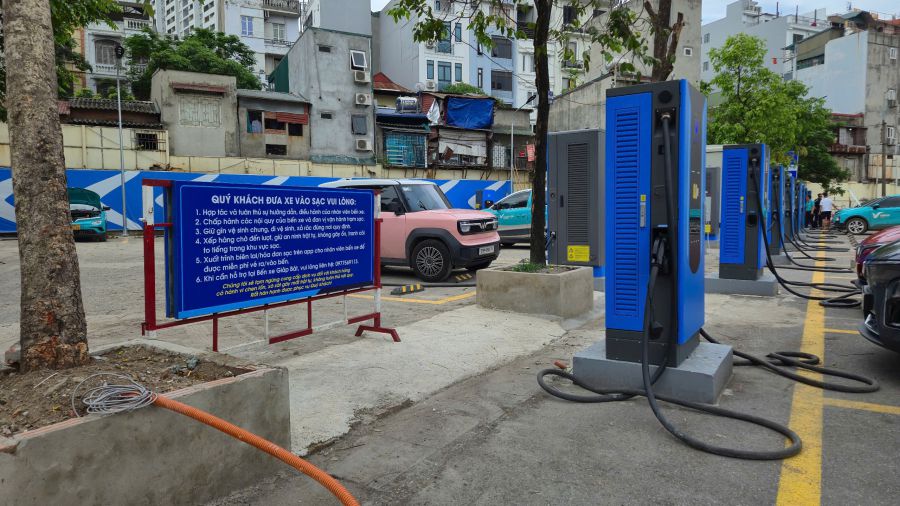 Converting gasoline taxis to electric taxis in Hanoi: Need infrastructure and financial support. Photo: Minh Hanh