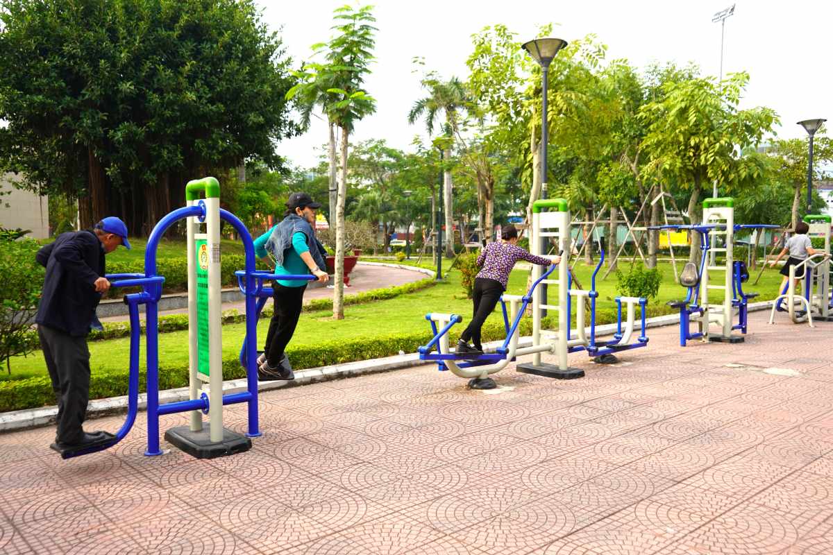 Điểm rèn luyện thể chất công đoàn lắp đặt tại vườn hoa Cung Văn hóa Lao động hữu nghị Việt Tiệp. Ảnh: Mai Dung