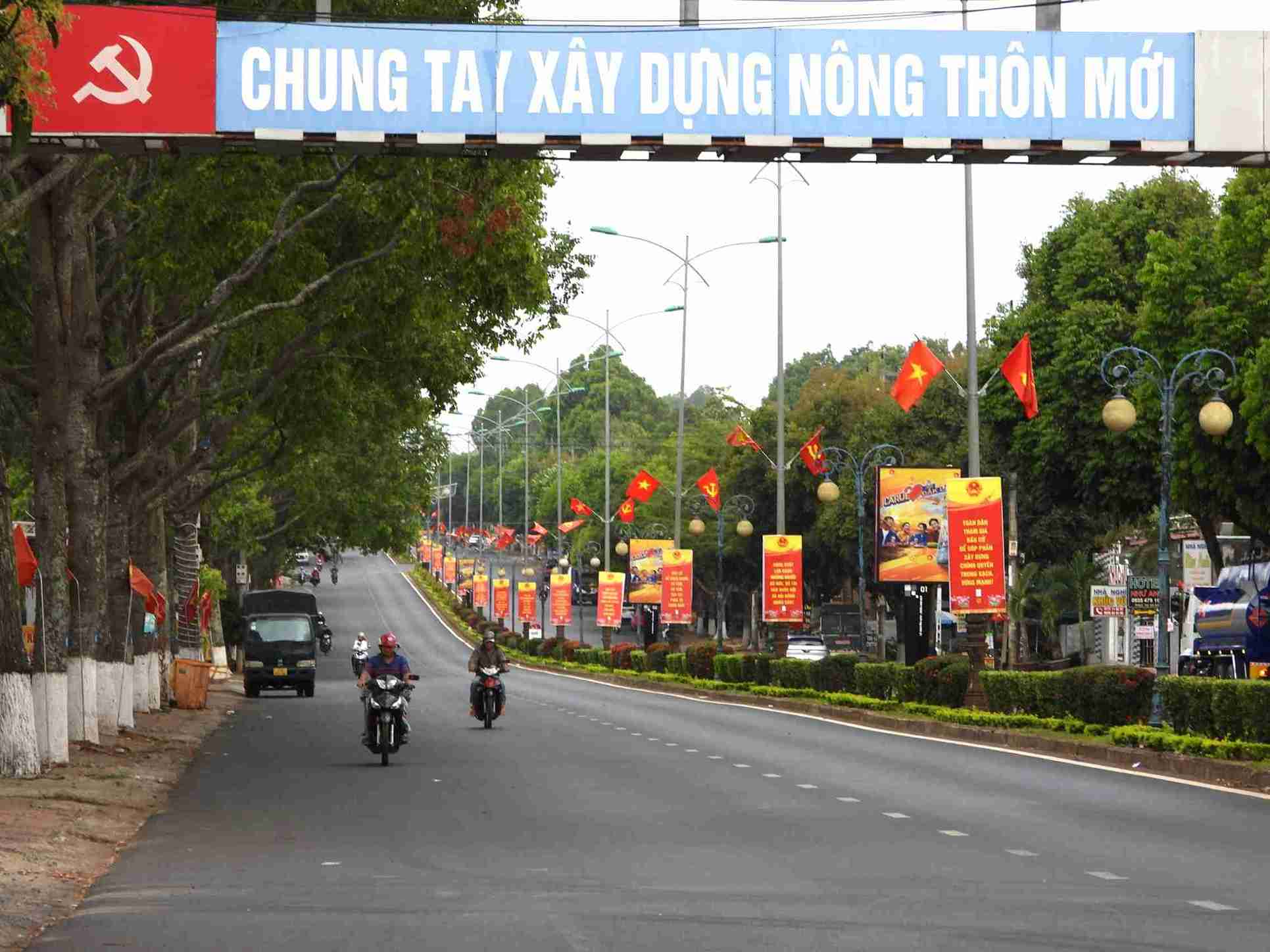 Từ khu vực sân bay Buôn Ma Thuột dẫn về trung tâm tỉnh đường sá sạch sẽ, khẩu hiệu pano phủ kín tạo điểm nhấn bắt mắt. Ảnh: Bảo Trung