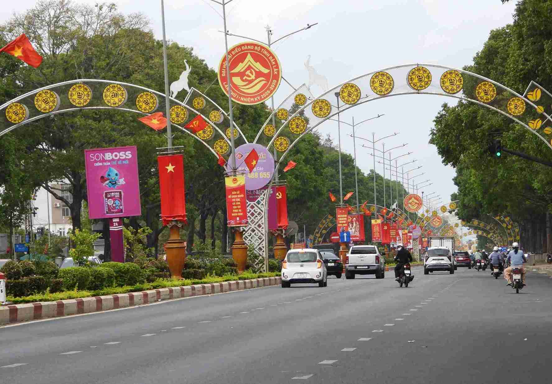 Khu vực trung tâm tỉnh Đắk Lắk ngập tràn cơ hoa, pano tuyên truyền. Ảnh: Bảo Trung