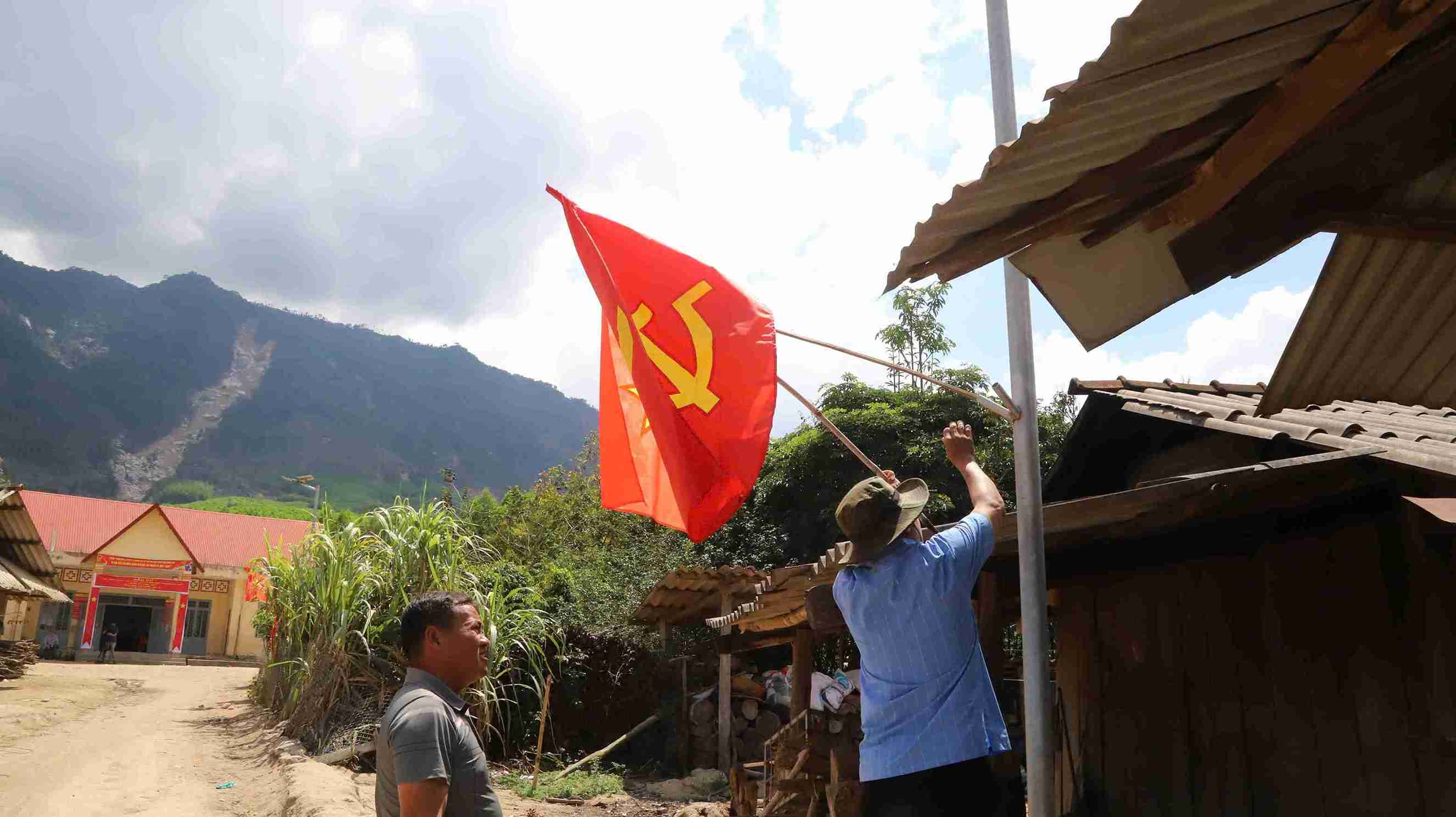 Người dân vùng khó khăn cũng tích cực hưởng ứng ngày hội lớn của đất nước. Ảnh: Bảo Trung