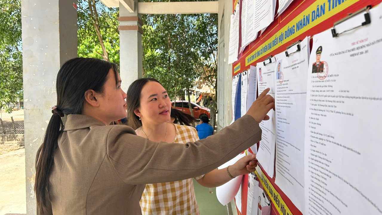 Không khí ngày hội lớn còn hiện hữu ở các khu vực vùng sâu, vùng đồng bào dân tộc thiểu số. Ảnh: Bảo Trung