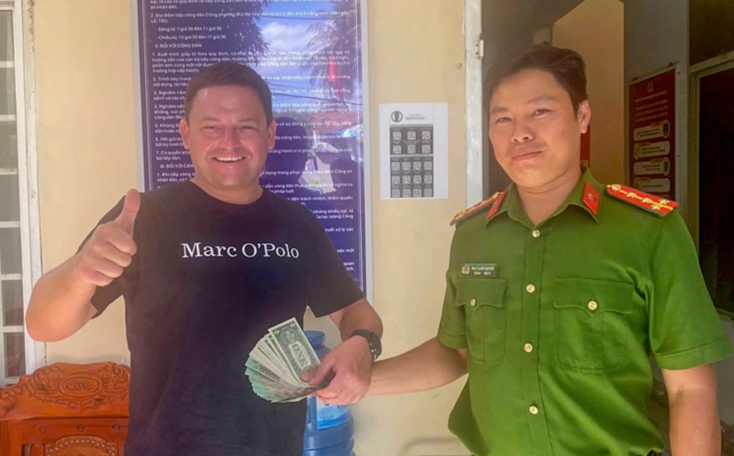 ムイネー区警察は、外国人男性観光客に約3000万ドンを返還しました。警察提供