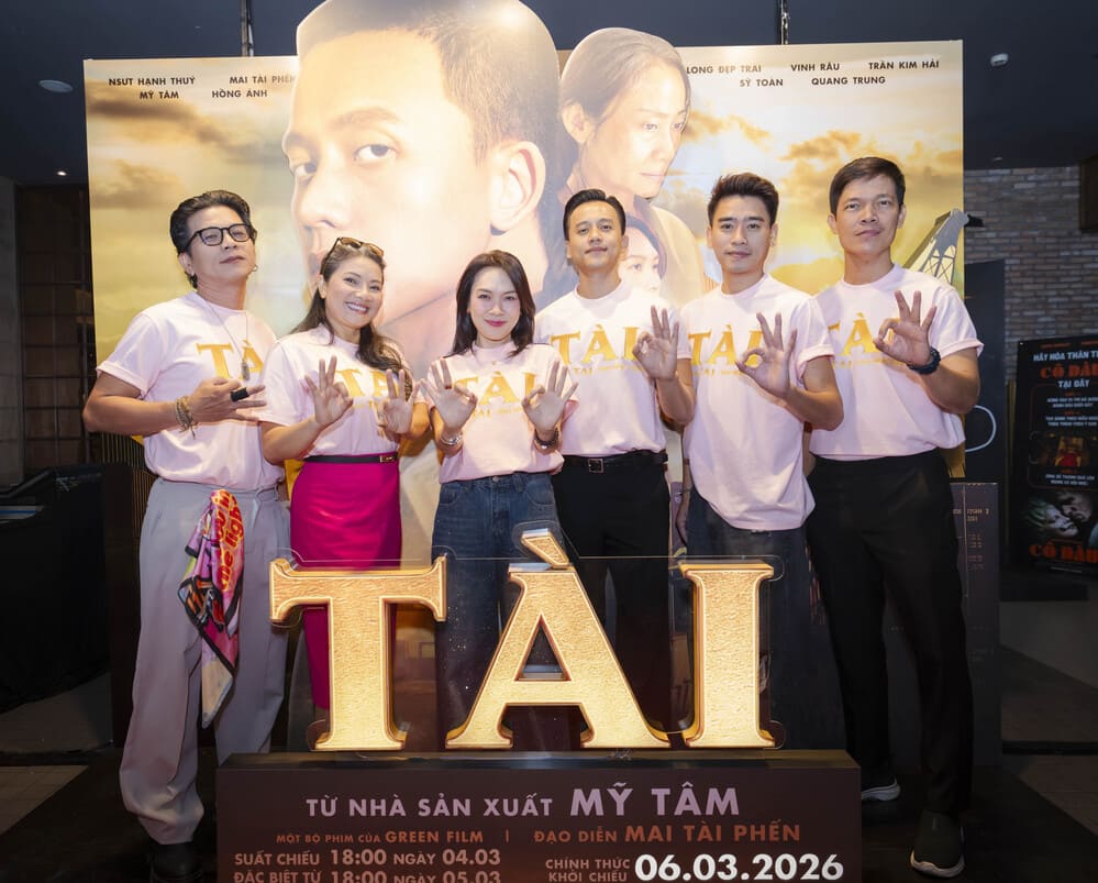 The "Tai" film crew is conducting a cinetour to meet audiences in provinces and cities. Photo: Character provided
