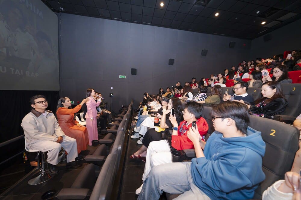 Êkip phim “Tài” giao lưu với khán giả Hà Nội sau buổi chiếu phim. Ảnh: Nhân vật cung cấp