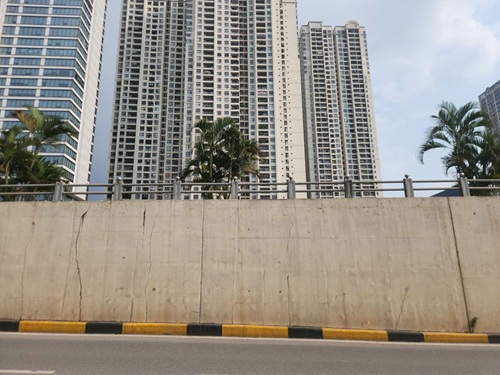 Hầm chui Lê Văn Lương xuất hiện nhiều vết nứt, người dân lo ngại. Ảnh: Minh Hạnh 
