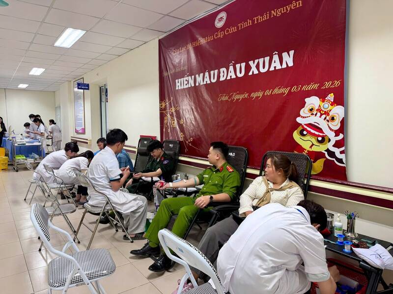 4 officiers et soldats de la police populaire participent au don de sang au Centre d'hématologie et de transfusion sanguine, Hôpital central de Thái Nguyên. Photo: Ministère de la Sécurité publique