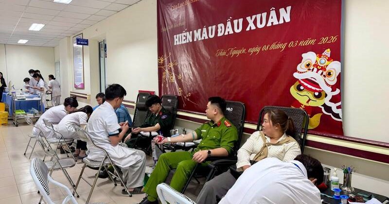 Cán bộ, chiến sĩ công an, quân đội hiến máu cứu người kịp thời