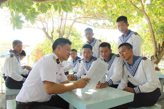 Cán bộ, chiến sĩ tại Đặc khu Trường Sa tìm hiểu về bầu cử. Ảnh: Đức Thu