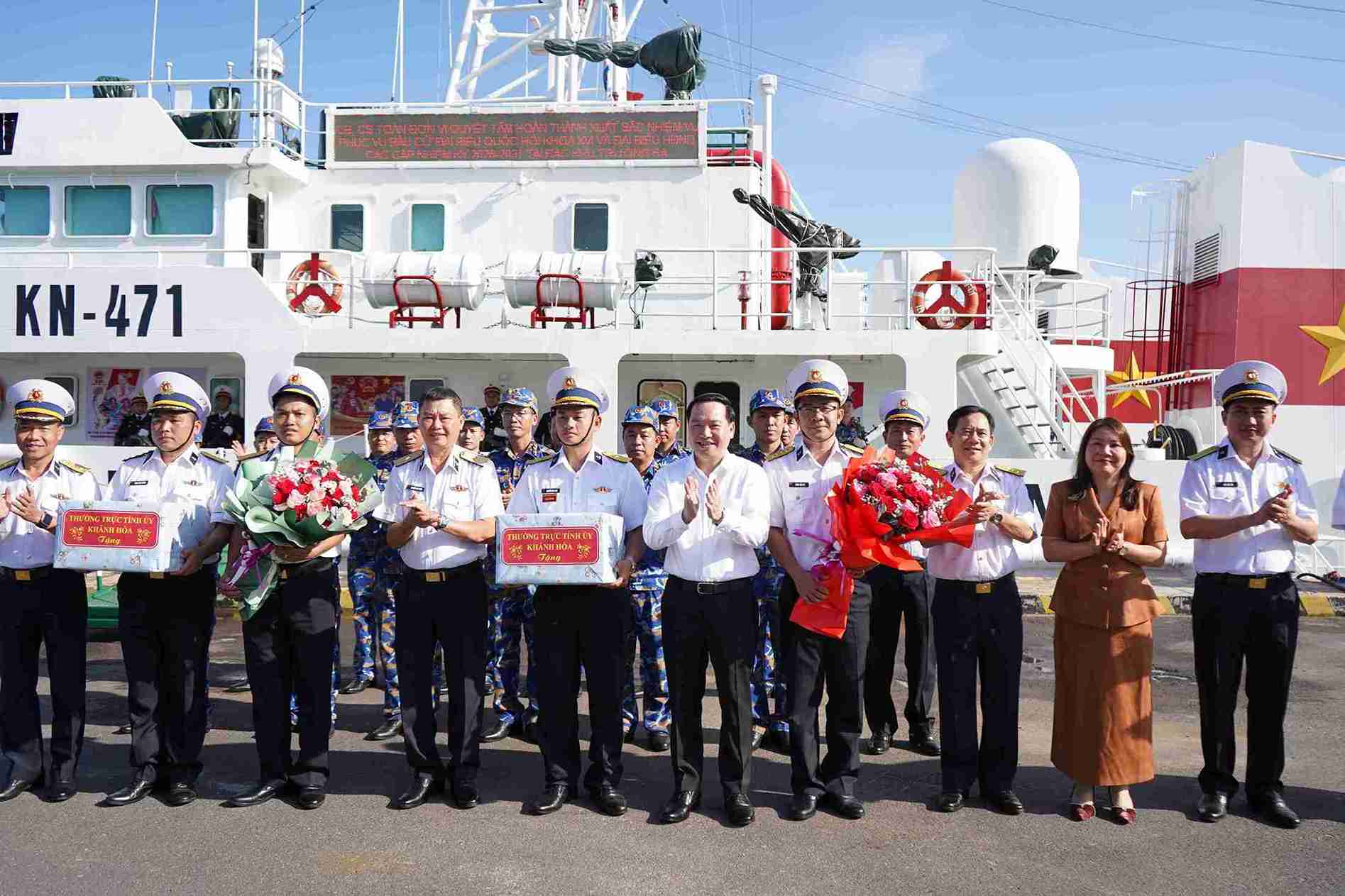 Mr. Ho Xuan Truong - giving gifts to officers and soldiers of Naval Region 4 to transport to islands in Truong Sa to organize early elections. Photo: Huu Long