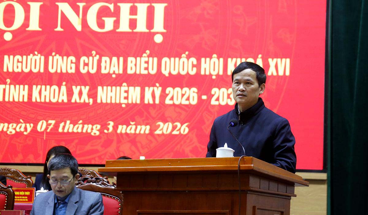 Mr. Trieu Tai Phong - Chairman of Tuyen Quang Provincial Labor Federation presents a personal action program to voters at the Provincial People's Council Deputy Election Unit No. 12. Photo: Van Long.