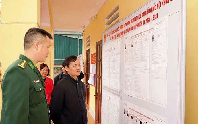 Lãnh đạo LĐLĐ tỉnh Tuyên Quang kiểm tra công tác bầu cử ĐBQH và đại biểu HĐND các cấp tại một số xã trên địa bàn. Ảnh: Minh Chuyên.