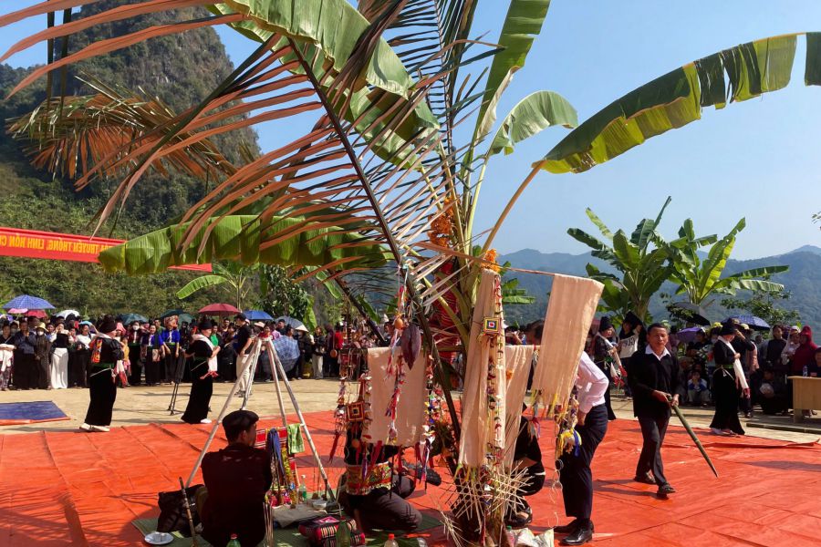 Cây nêu “Xặng pang” và đồ tượng trưng trang trí tại lễ Pang A. Ảnh: Trường Sơn