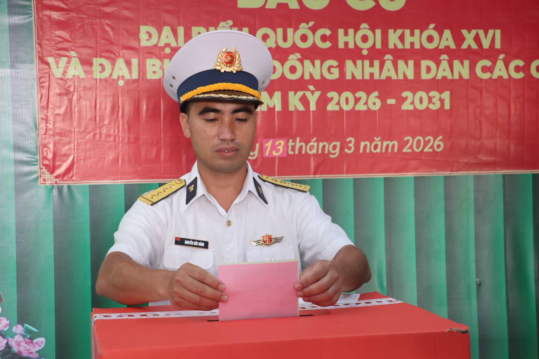 Bầu cử sớm tại đảo Hòn Chuối, Cà Mau. Ảnh: Nhật Hồ.