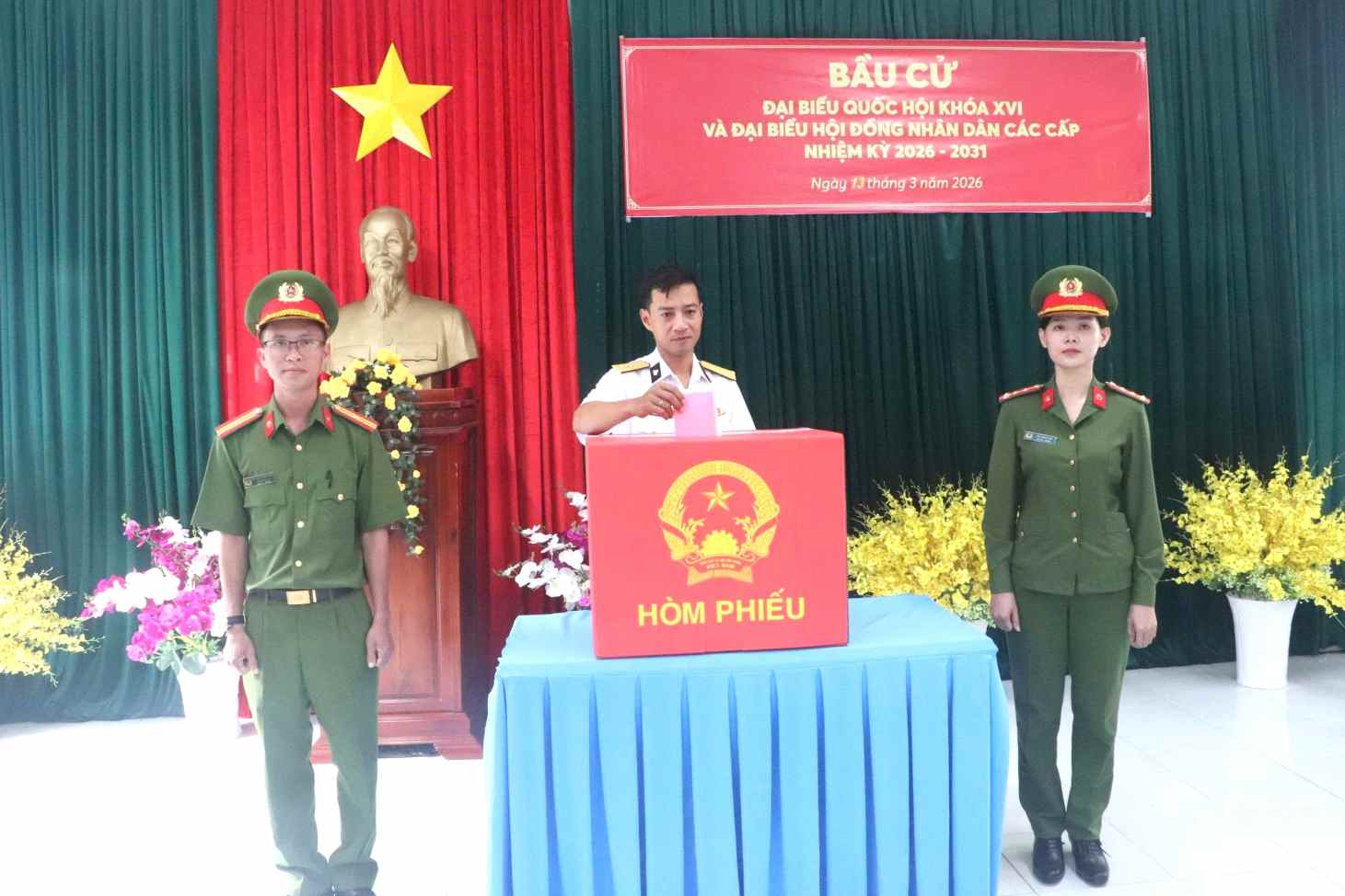 Voters in Hon Khoai island cluster, Ca Mau exercise their right to vote. Photo: Nhat Ho.