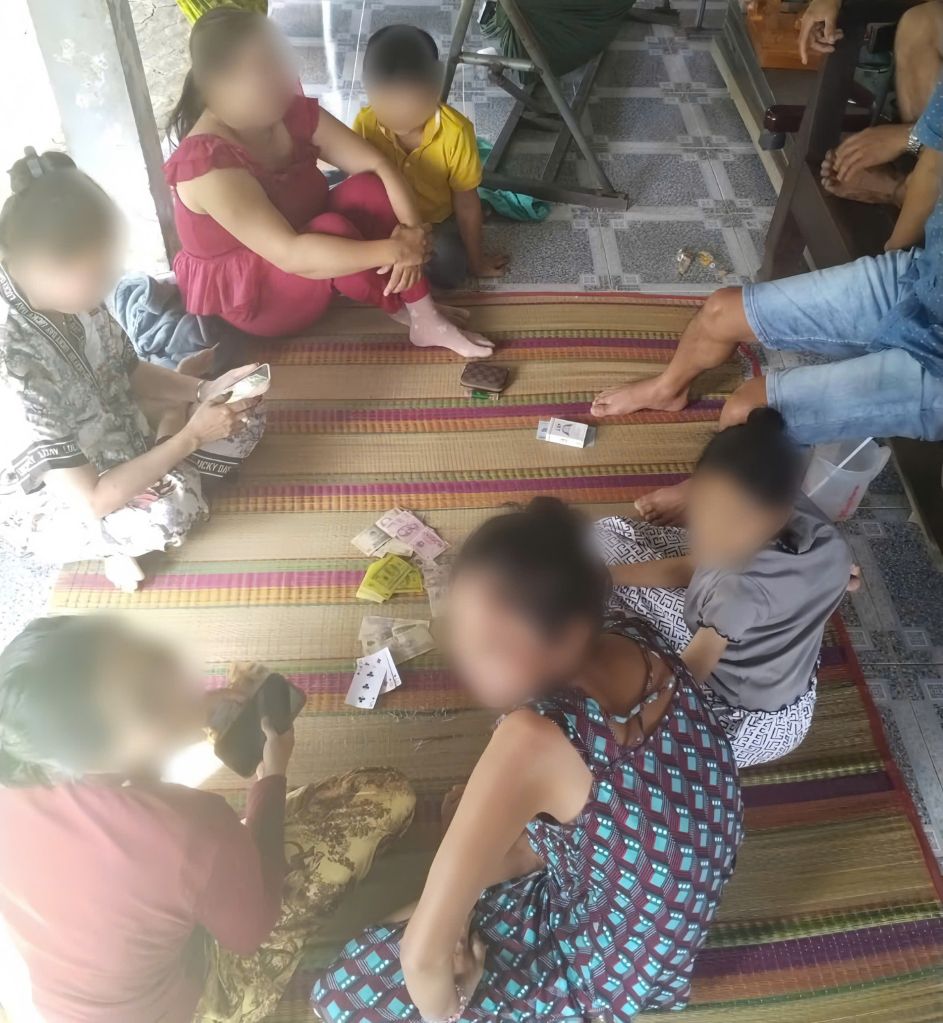 Hiện trường vụ đánh bạc xảy ra ngày 3.3.2026 tại ấp Phước Thới A, xã Mỹ Phước (TP Cần Thơ). Ảnh: Công an TP Cần Thơ