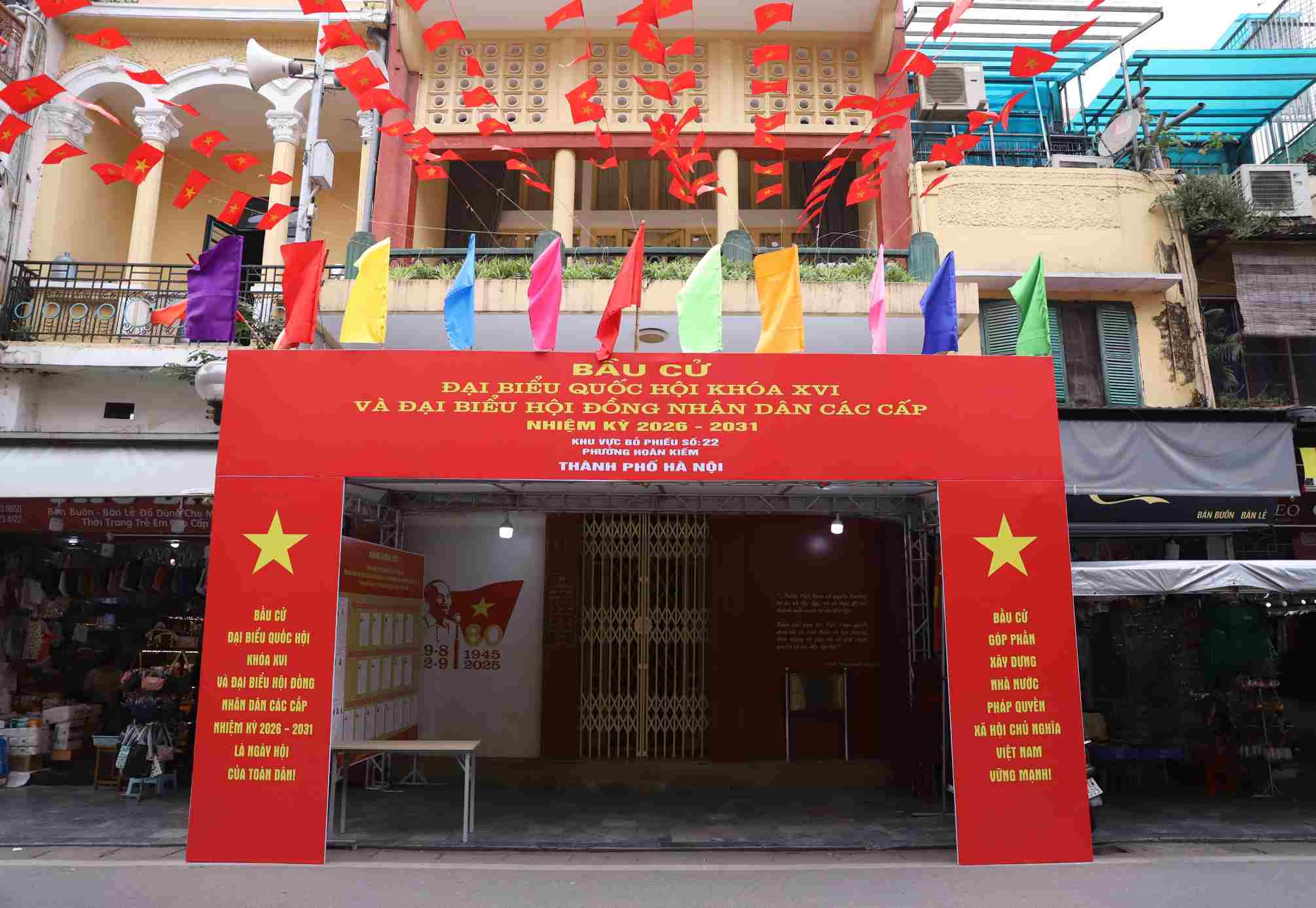 Before the election day, the area around the house at 48 Hang Ngang (Hanoi) was decorated with flags, flowers, propaganda boards and an area for listing election information. Photo: Minh Vu