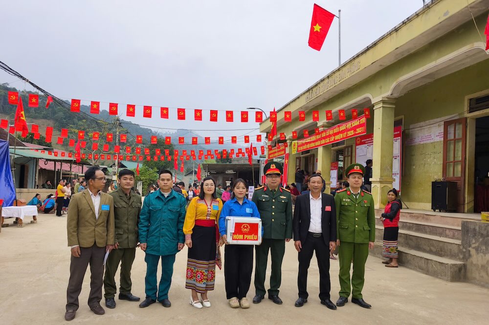 Đoàn cán bộ xã Tam Thái ôm hòm phiếu từ điểm bầu cử đến nhà dân. Ảnh: Ngọc Anh