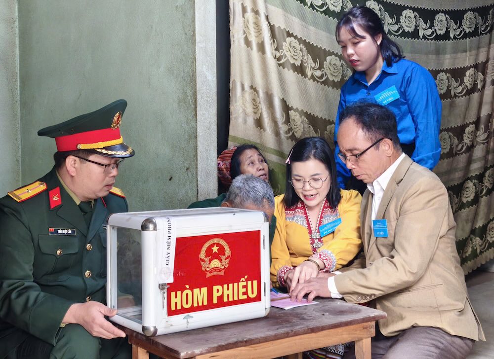 Commune officials carry ballot boxes to their homes so that voters can vote. Photo: Ngoc Anh
