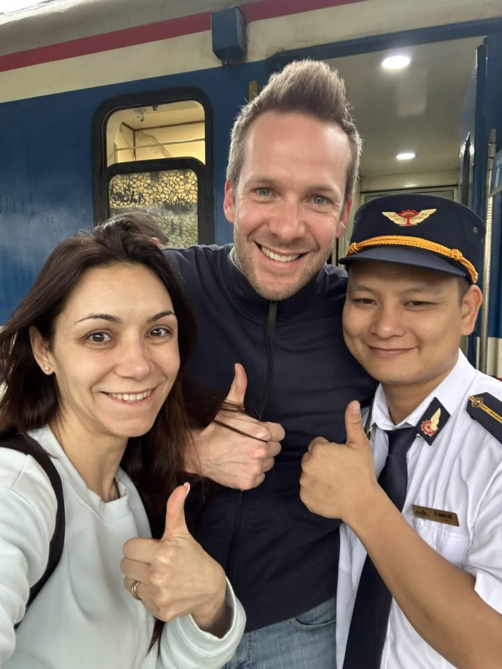 Du khách Tây Ban Nha, Bỉ xúc động khi nhận lại tài sản bỏ quên trên tàu SE19. Ảnh: ĐSVN