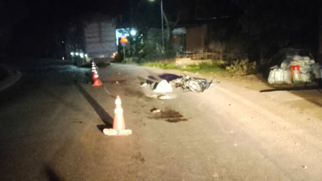 The accident occurred between a motorbike and a car on National Highway 3. Photo: Provided by unit
