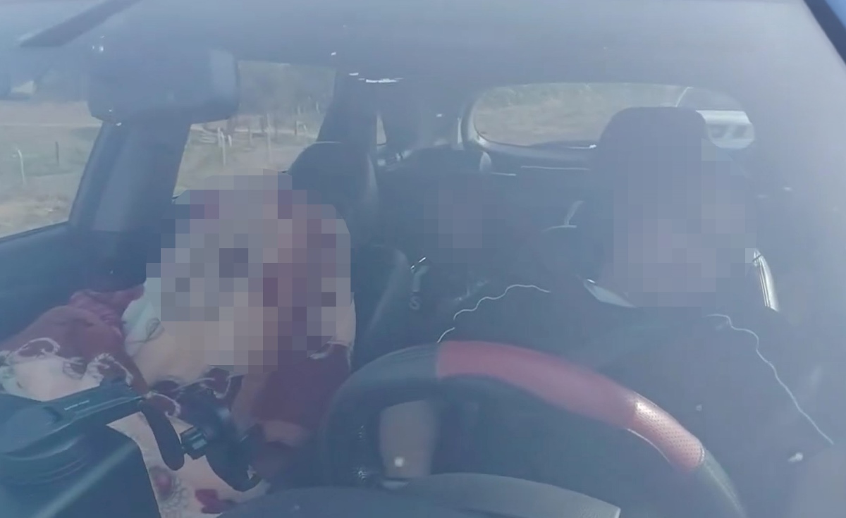 Cảnh sát Giao thông phát hiện tài xế dừng xe trên dải dừng khẩn cấp để ngủ. Ảnh: Công an 