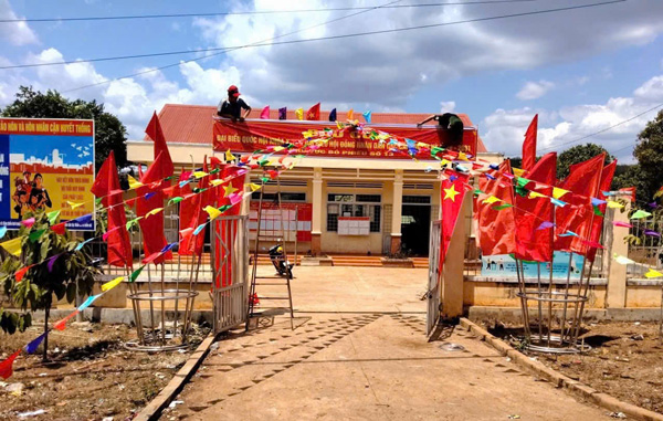 Cờ hoa rộn ràng tại điểm bầu cử xã biên giới Ia Dom. Ảnh: Thanh Tuấn 