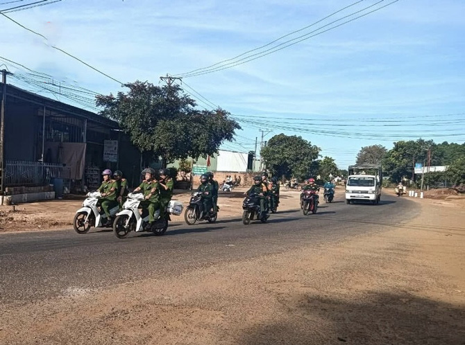 Lực lượng Công an, dân phòng đảm bảo an ninh vùng biên. Ảnh: Công an 