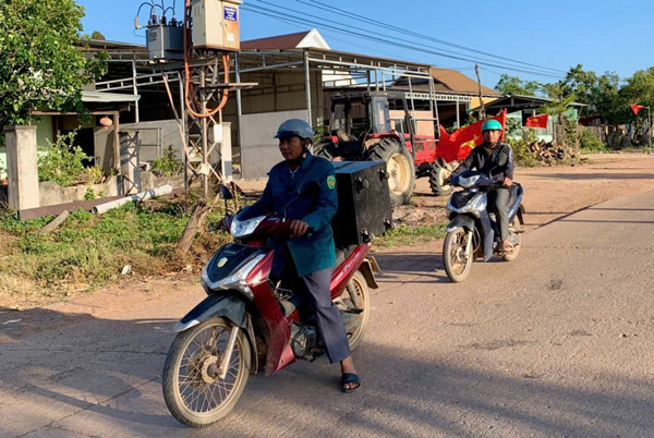 Đội truyền thanh cơ sở mang loa di động tuyên truyền bầu cử đến tận thôn làng. Ảnh: Thanh Tuấn 