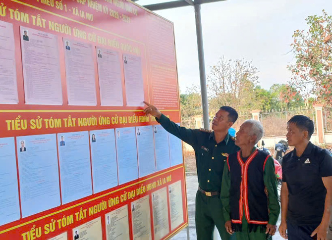 Người có uy tín ở xã biên giới tìm hiểu thông tin để bỏ phiếu cho đại biểu đại diện quyền lợi, tiếng nói của cử tri. Ảnh: Thanh Tuấn 