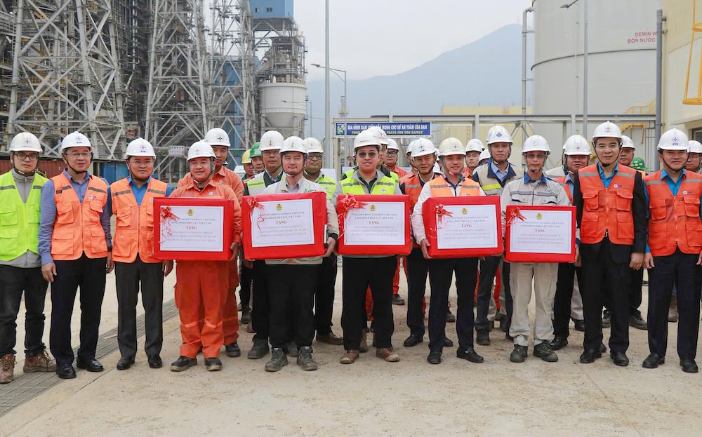 The working delegation led by VGCL President Nguyen Anh Tuan visited and encouraged workers at Quang Trach Power Center. Photo: Hung Tho