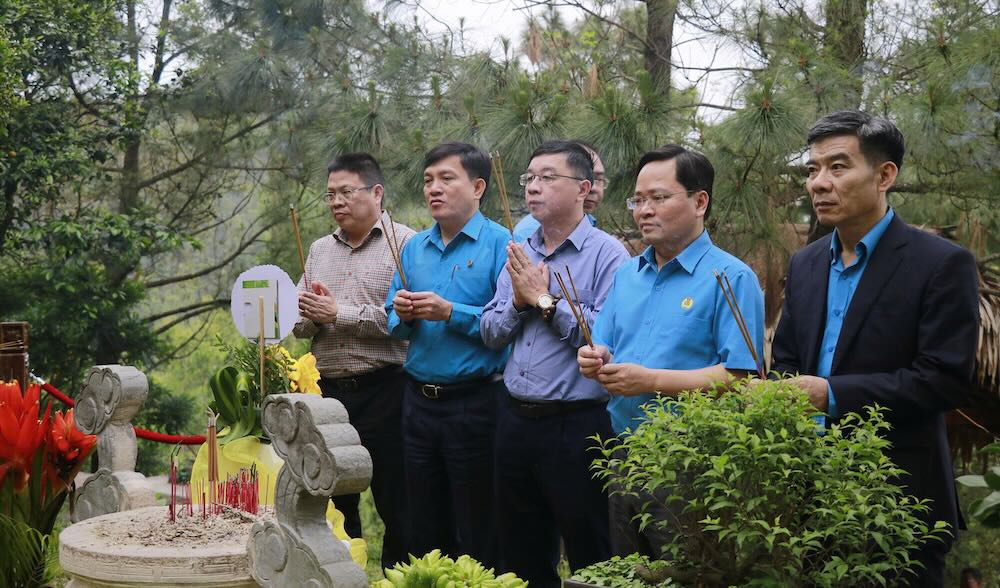 Đoàn công tác của Tổng Liên đoàn Lao động Việt Nam dâng hương, viếng mộ Đại tướng Võ Nguyên Giáp ở Vũng Chùa. Ảnh: Hưng Thơ