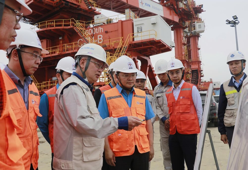 Đoàn công tác của Tổng Liên đoàn Lao động Việt Nam nghe giới thiệu về tiến độ thực hiện Dự án thuộc Trung tâm Điện lực Quảng Trạch. Ảnh: Hưng Thơ