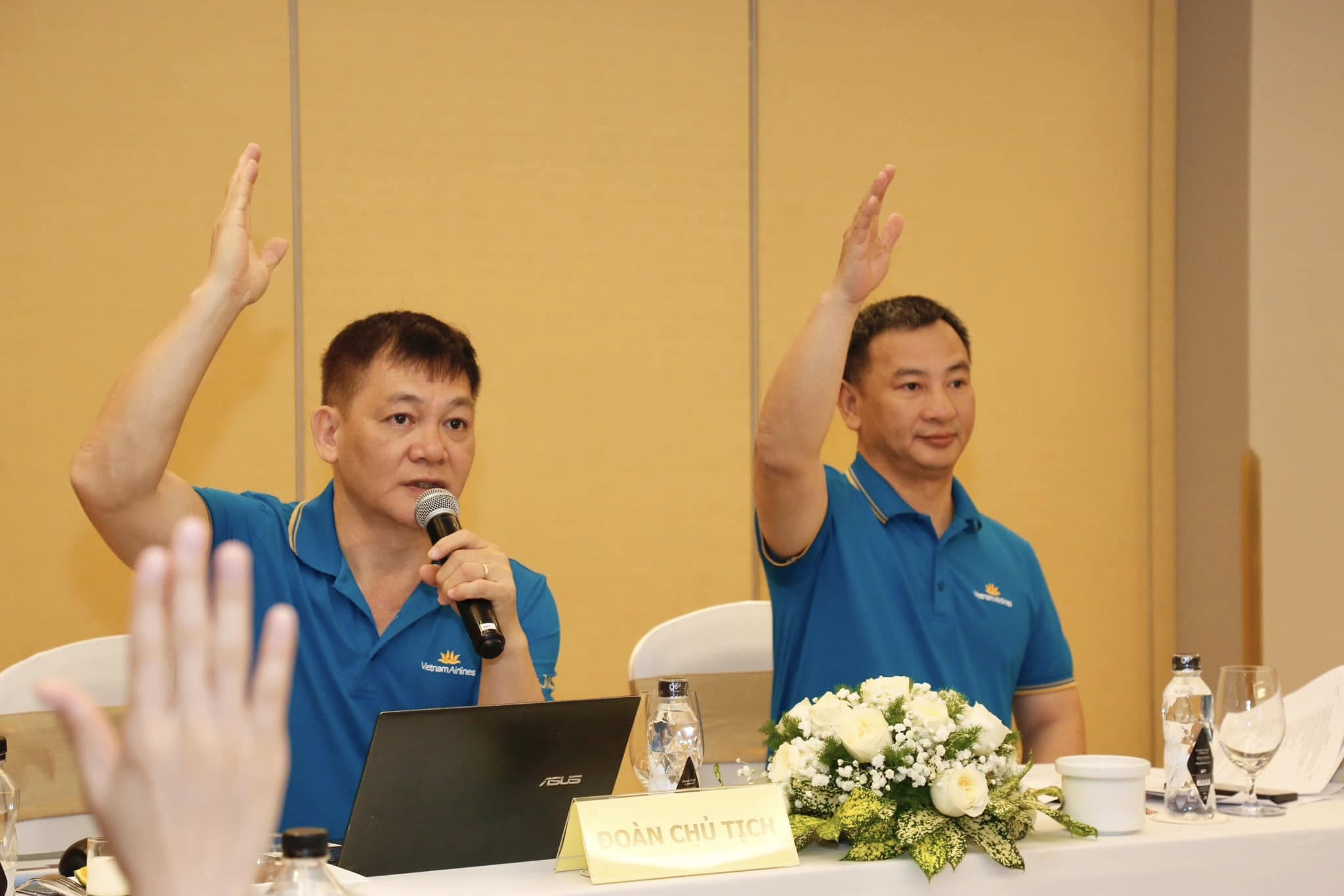 Ông Đào Mạnh Kiên - Chủ tịch Công đoàn Tổng Công ty (bên trái) và ông Nguyễn Hồng Kiên - Chủ tịch Công đoàn bộ phận Cơ quan công đoàn (bên phải) đồng chủ trì Hội nghị. Ảnh: Công đoàn ngành cung cấp.